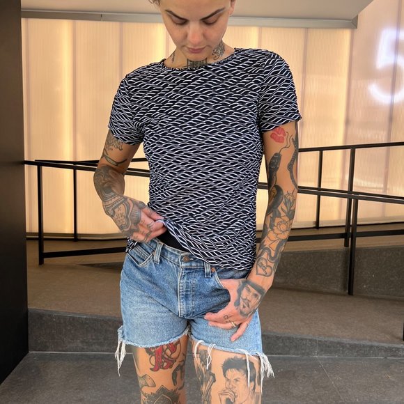 Black, white wavy pattern short sleeve women's crew neck top size S approx - Picture 10 of 12